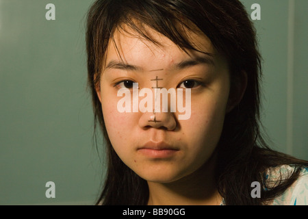 Bar Jing, 20, una studentessa infermiera, ha il suo naso contrassegnato in preparazione per un intervento di chirurgia plastica Foto Stock