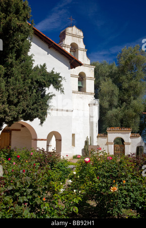 San Juan Bautista, CA: Vecchia Missione di San Juan Bautista 1797 facciata e campanile con giardino in primo piano Foto Stock