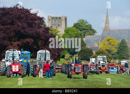 Frontiere trattore Vintage Show 2009 Unione Showground Kelso Scozia vista con il Abbey Foto Stock