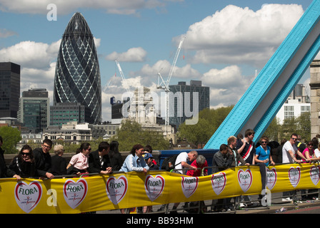 Gli spettatori per la Maratona di Londra montato su Tower Bridge. Foto Stock