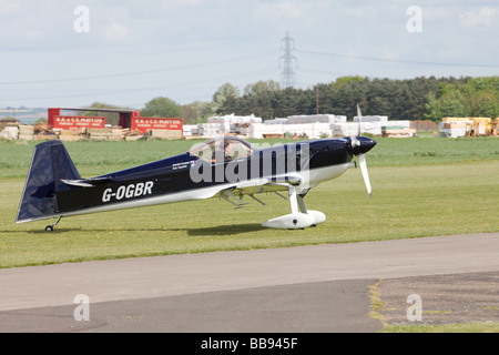 Aerei Mundry CAP 232 G-OGBR rullaggio dopo lo sbarco a Breighton Airfield Foto Stock