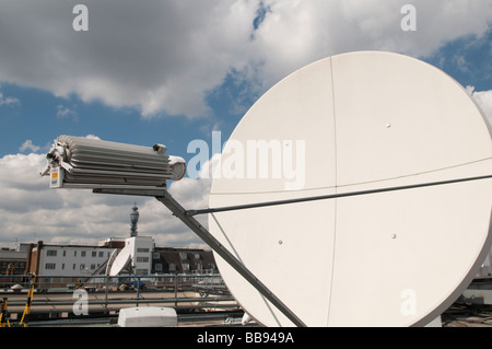 Parabola satellitare con bassa potenza hpa montate sul tetto con Post office tower in background Foto Stock