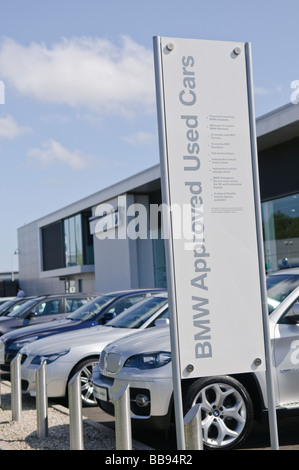 La BMW ha Approvato Auto usate sul cortile bavarese la BMW, Boucher Road, Belfast, il principale rivenditore di automobili BMW. Foto Stock