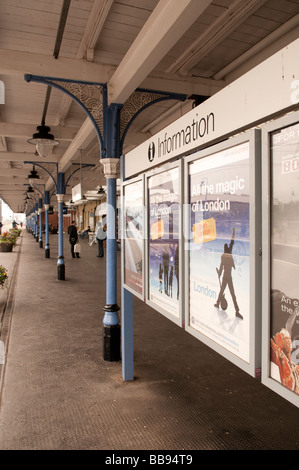 Manifesti per la pubblicità dell'atrio a Ely Stazione Ferroviaria nel Regno Unito nel riparo della tettoia di overhead Foto Stock