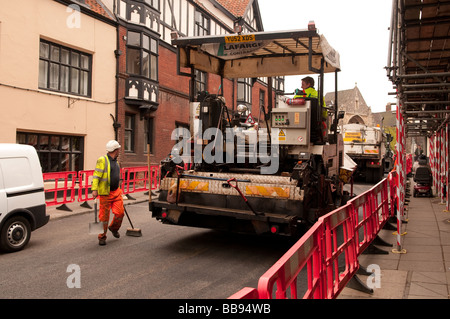 Operai ri-posa l'asfalto su una strada in Norwich Foto Stock