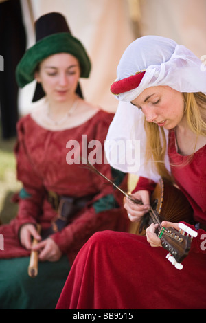 Reenactors suonare strumenti medievali a reeactment medievale, Tewkesbury, Regno Unito Foto Stock