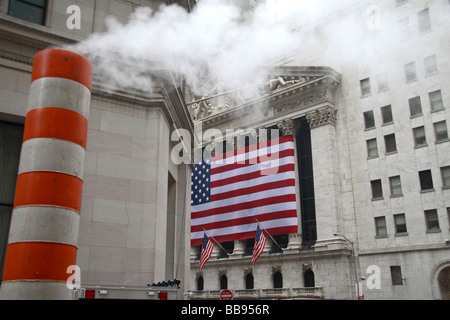 Il vapore fuoriesce un tubo di vapore a Wall Street, accanto a Stella Lamas Banner drapped New York Stock Exchange. Foto Stock