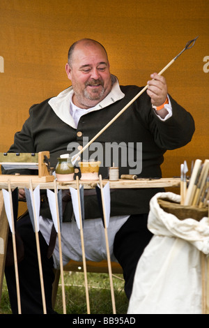 Reenactor vestito come un Fletcher o freccia-maker a Tewkesbury Festival medievale, Gloucestershire, Regno Unito Foto Stock