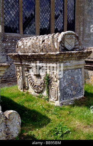 Tomba della balla in St.Mary's sagrato, Swinbrook, Oxfordshire, England, Regno Unito Foto Stock