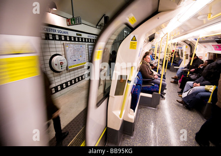 La metropolitana di Londra e il treno passeggeri, London, Regno Unito Foto Stock
