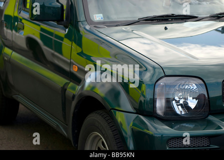 La riflessione di una ambulanza sul lato di un'auto. Foto Stock