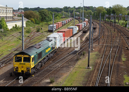 Treno merci, sul tragitto per il porto di Felixstowe, Ipswich, Suffolk, Regno Unito. Foto Stock