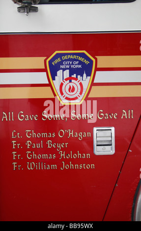 Il memorial contrassegni sulla porta laterale di una New York Fire Department veicolo. Foto Stock