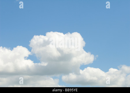 Soffici nuvole su un cielo blu Foto Stock