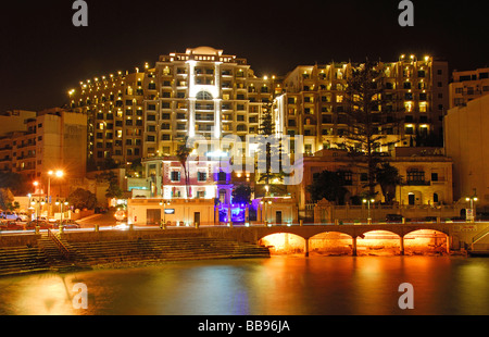 MALTA. Vista serale di Le Meridien Hotel a Balluta Bay di St Julian's. 2009. Foto Stock