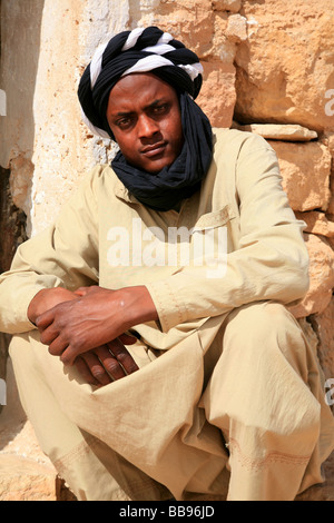 Una guida berbero di bianco e nero con turbante in Douiret, Tunisia Foto Stock