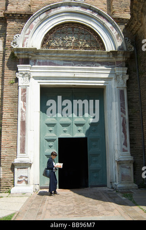 Porta alla Basilica di Sant'Apollinare Nuovo Foto Stock