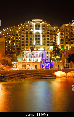 MALTA. Una vista serale di Le Meridien Hotel a Balluta Bay di St Julian's. 2009. Foto Stock