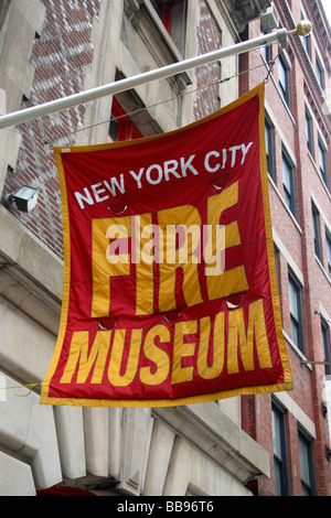 Una bandiera sopra l'ingresso per il New York City Fire Museum di Manhattan. Foto Stock