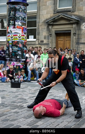 Street Performer intrattiene il pubblico la giocoleria Edinburgh Fringe Festival Scozia UK Europa Foto Stock