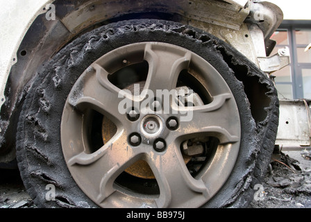 Automobiles bruciato dopo un incidente sono visibili su una strada nel quartiere alla moda di West gallery Chelsea District di New York Foto Stock