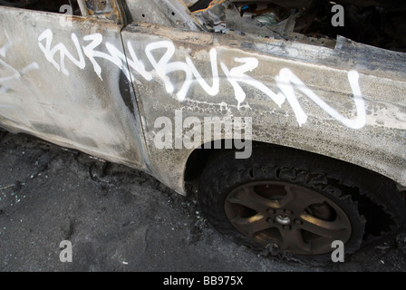 Automobiles bruciato dopo un incidente sono visibili su una strada nel quartiere alla moda di West gallery Chelsea District di New York Foto Stock