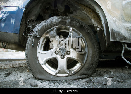 Automobiles bruciato dopo un incidente sono visibili su una strada nel quartiere alla moda di West gallery Chelsea District di New York Foto Stock