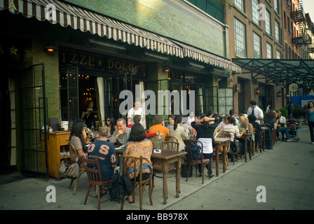 Cenare al fresco presso il ristorante Gemma in the Bowery Hotel di New York venerdì 15 maggio 2009 Richard B Levine Foto Stock