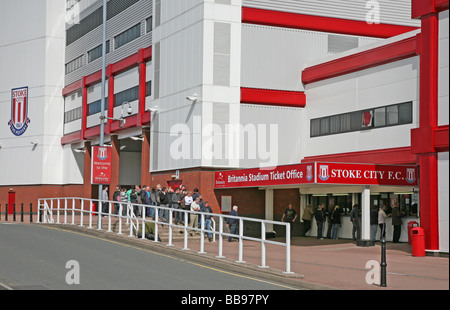 Persone in fila per i biglietti all'ex Britannia Stadium, sede dello Stoke City Football Club, Stoke-on-Trent, Staffordshire, Inghilterra, Regno Unito Foto Stock