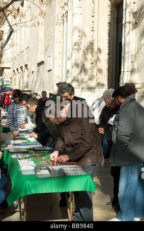 Il timbro e la moneta al di fuori del mercato La Lonja, Valencia Foto Stock