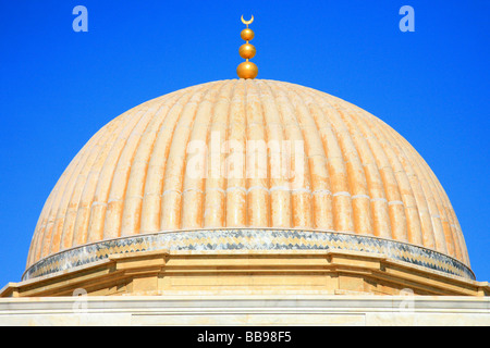 Dome con crescent del Presidente Habib Bourguiba il mausoleo a Monastir, Tunisia Foto Stock