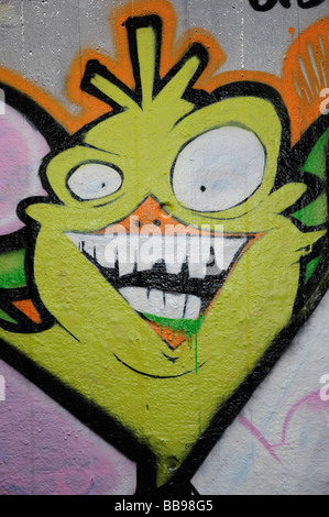 Il mostro giallo, un graffiti su un muro attorno a Brick Lane, Londra. Foto Stock