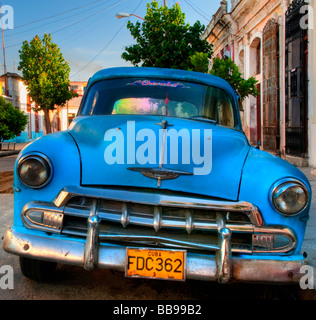 Auto blu a Cienfuegos, Cuba, Caraibi Foto Stock