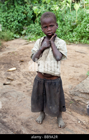 Un ragazzo nel villaggio di Nyombe, Malawi, Africa Foto Stock