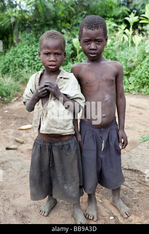 Due ragazzi nel villaggio di Nyombe, Malawi, Africa Foto Stock