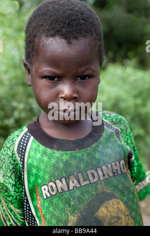 Un ragazzo nel villaggio di Nyombe, Malawi, Africa Foto Stock