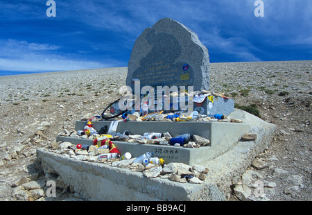 Monumento al ciclista britannico Tom Simpson che morì vicino alla vetta del Mont Ventoux durante il Tour de France del 1967 Foto Stock