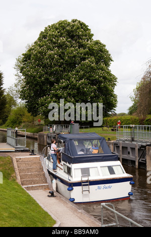 Inghilterra Berkshire Cookham blocca cabinato passando attraverso il blocco Foto Stock