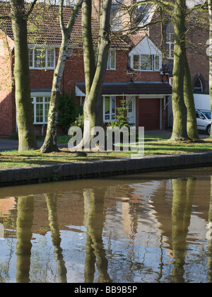 Case accanto al canale o sul fiume Foto Stock