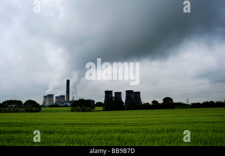 Fiddlers Ferry Coal Fired Power Station situato vicino a Widnes nel Cheshire dalle rive del fiume Mersey Foto Stock