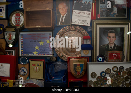 Collezione di medaglie d'onore e diplomi esposti nel Museo Tunnel, noto anche come Tunel spasa costruito nel 1993 durante l'assedio di Sarajevo, Bosnia Foto Stock