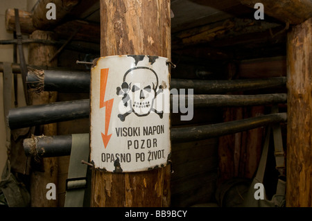 Alta tensione di segno elettrico nel Tunnel Museo è anche noto come il Tunel spasa costruita nel 1993 durante l'assedio di Sarajevo nel bel mezzo della guerra bosniaca Foto Stock