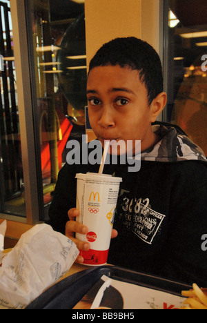 Ragazzo al McDonalds Foto Stock