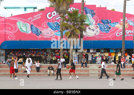 Persone e boardwalk spazio retail a Venice Beach Los Angeles California Foto Stock