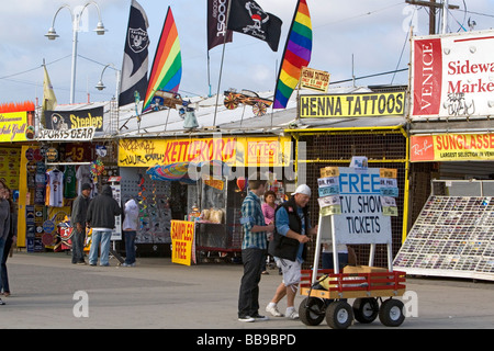 Persone e boardwalk spazio retail a Venice Beach Los Angeles California Foto Stock