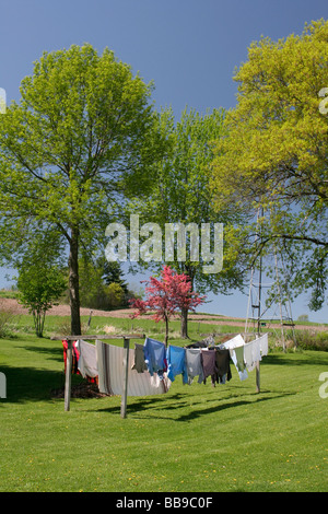 La linea di asciugatura lavaggio a una giornata di primavera Foto Stock