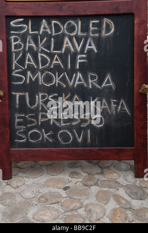 Una scheda del menu che mostra tutti i diversi cibi e bevande offerti in un ristorante della città di Mostar Bosnia Erzegovina Foto Stock