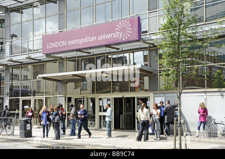 Gli studenti e i fumatori al di fuori della London Metropolitan University Holloway England Regno Unito Foto Stock