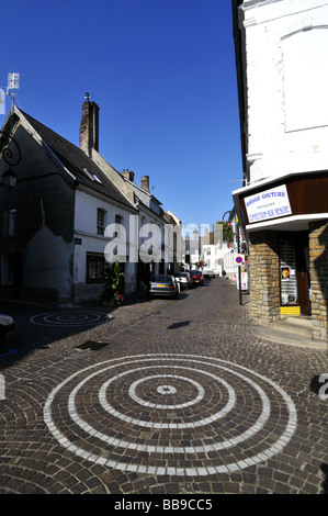 Montreuil-sur-Mer strada circolare con indicazioni stradali, Francia. Foto Stock