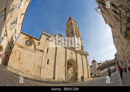 Cattedrale di San Lorenzo e la città di clock tower in piazza Giovanni Paolo II Trogir costa dalmata Dalmazia Croazia Foto Stock